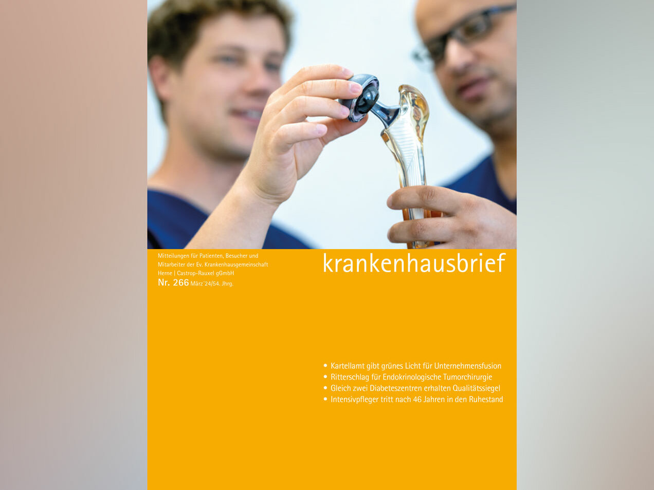 Zwei Mediziner untersuchen ein künstliches Gelenk vor einem unscharfen blauen Hintergrund, darunter ein Text auf einem orangefarbenen Feld.